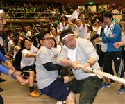 松屋グループ大運動会で綱引き競技を楽しむ社員ら＝７日、東京都墨田区の両国国技館（永田岳彦撮影）