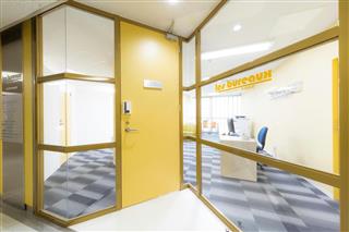 新橋駅に直結したレンタルオフィス「レ・ビューロー新橋駅前」のエントランス=東京都港区 新橋駅に直結したレンタルオフィス「レ・ビューロー新橋駅前」のエントランス=東京都港区