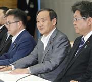 熊本地震の初動対応について関係省庁の局長らが検証する会議の初会合で、あいさつする菅官房長官（右から２人目）＝６日午後、首相官邸