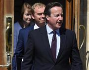 ＥＵ残留キャンペーンのイベント会場に到着したキャメロン英首相ら＝６日、ロンドン（ロイター）