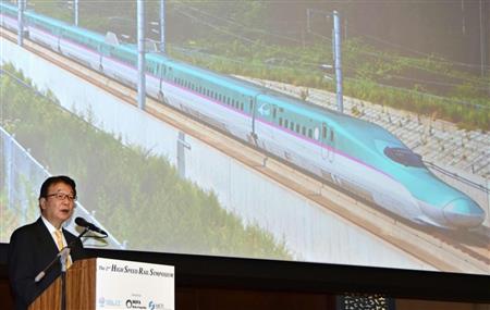 新幹線シンポジウムで講演する国土交通省の山本順三副大臣＝４月、マレーシア・クアラルンプール（共同）