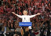 米ニューヨークの集会で、支持者の歓声に応えるクリントン前国務長官。民主党の候補指名が確実となった＝７日（ロイター）