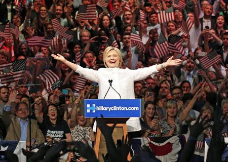 米ニューヨークの集会で、支持者の歓声に応えるクリントン前国務長官。民主党の候補指名が確実となった＝７日（ロイター）