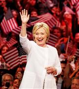 ７日、米ニューヨークで、演説のため支持者の前に姿を見せたクリントン前国務長官（ロイター＝共同）