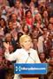 ７日、ニューヨークの集会で、民主党指名争いでの勝利を宣言するクリントン前国務長官（共同）