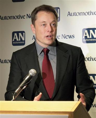 記者会見する米テスラ・モーターズのイーロン・マスクＣＥＯ＝２０１５年１月、米デトロイト（共同）
