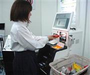 「東芝グループ環境展」で披露されたセルフ式レジスター＝９日、川崎市