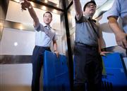 家宅捜索のためロッテグループ本社に到着した捜査官＝１０日、ソウル（ロイター）