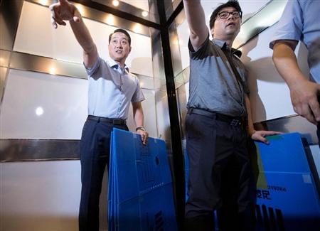 家宅捜索のためロッテグループ本社に到着した捜査官＝１０日、ソウル（ロイター）