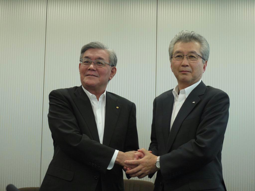 記者会見後に握手する電気事業連合会次期会長の勝野哲氏（右）と八木誠会長＝１０日、東京都千代田区