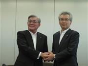 記者会見後に握手する電気事業連合会次期会長の勝野哲氏（右）と八木誠会長＝１０日、東京都千代田区