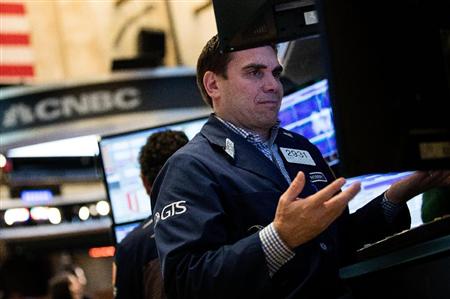 １０日、株価が下落したニューヨーク証券取引所のトレーダー（ゲッティ＝共同）