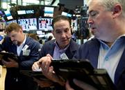 ニューヨーク証券取引所のトレーダーら＝１０日（ロイター）