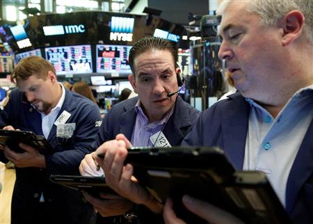 ニューヨーク証券取引所のトレーダーら＝１０日（ロイター）