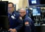 ニューヨーク証券取引所のトレーダーら＝１０日（ロイター）