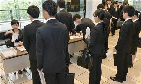 採用面接の受付に並ぶ就活中の学生たち＝６月１日、東京都内