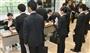 採用面接の受付に並ぶ就活中の学生たち＝６月１日、東京都内