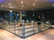 ホームの待ち合いスペースもモダンな設計