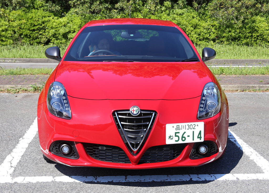 アルファロメオ「ジュリエッタ」。盾形のフロントグリルはアルファの象徴