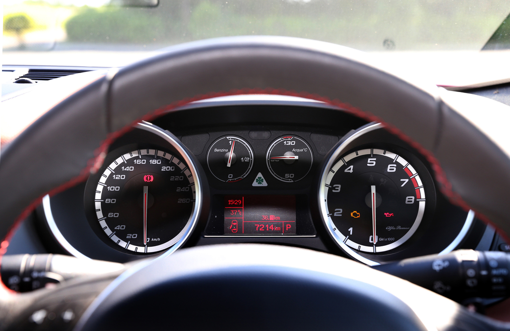 筒状の２眼式メーター