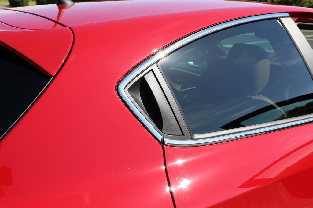 黒い窓枠に隠されたリヤのドアノブ。２ドアクーペのようなスポーティーさを演出している