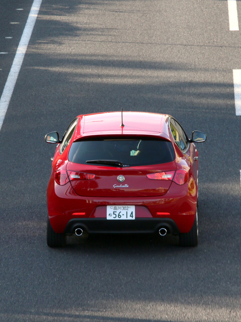 千葉県の海沿いを走るアルファロメオ「ジュリエッタ」