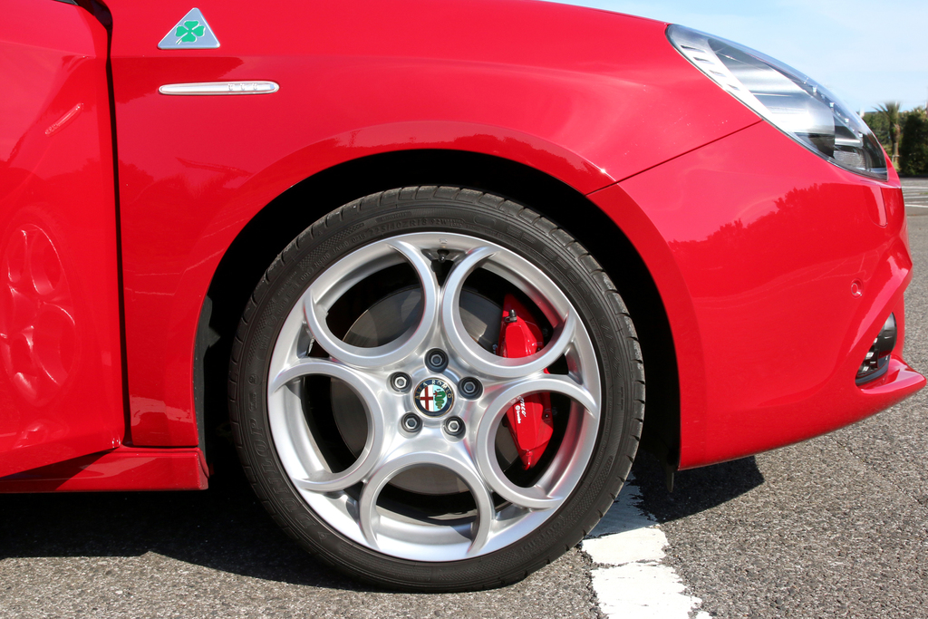 クアドリフォリオ ヴェルデ専用の５リング１８インチアロイホイール