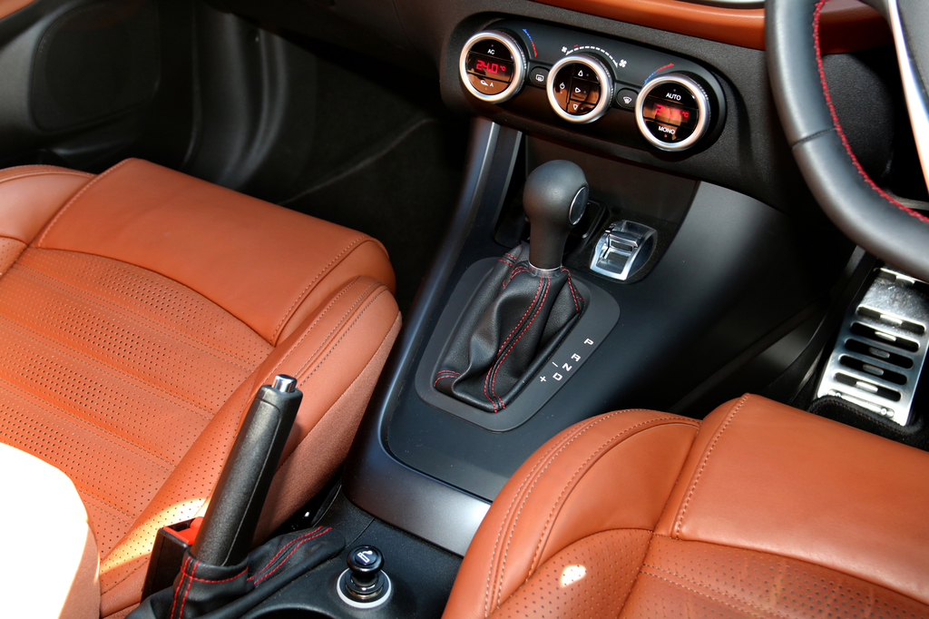 ６速デュアルクラッチオートマチック。シフトレバーの奥にあるスイッチは走行モードセレクター