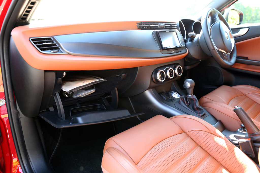 インテリア（グローブボックスを開けた状態）