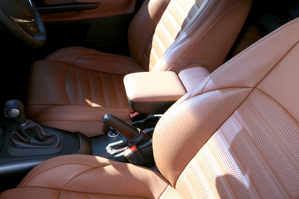 アームレストを下げた状態