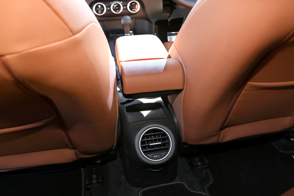 後部座席のエアコン吹き出し口（アームレストを下した状態）