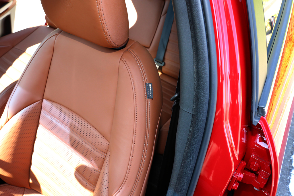 レザー仕立てのスポーティーシートとエアバッグ