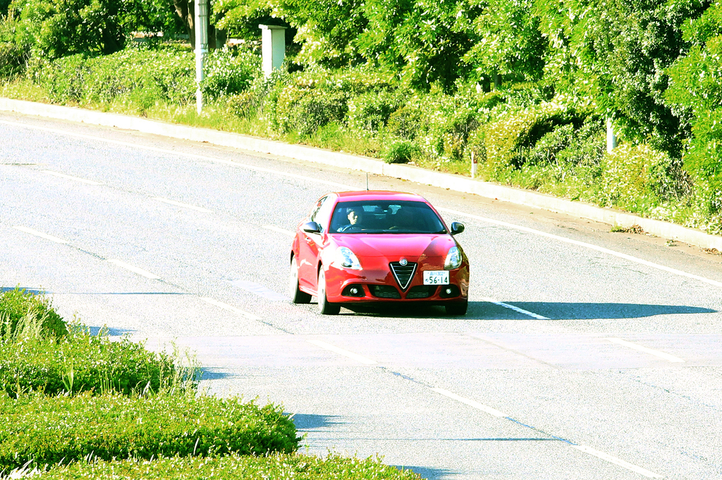 千葉県の海沿いを走るアルファロメオ「ジュリエッタ」