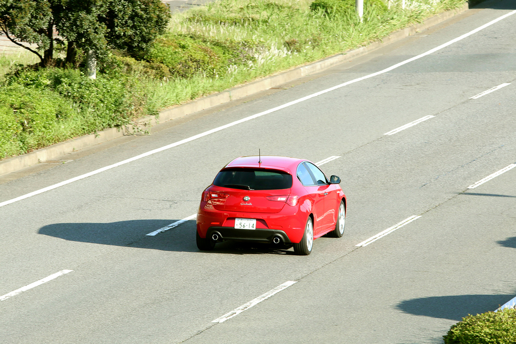 千葉県の海沿いを走るアルファロメオ「ジュリエッタ」