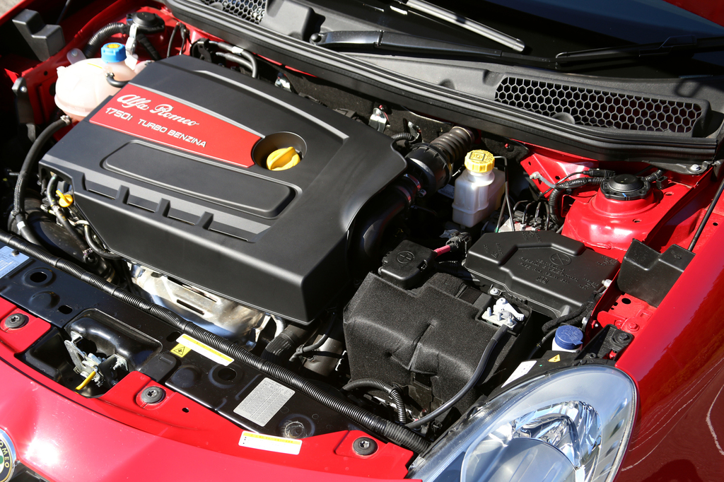 ＱＶは１７４２ｃｃの直列４気筒１６バルブインタークーラー付ターボエンジンを搭載