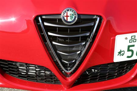 盾形のフロントグリルはアルファロメオの象徴
