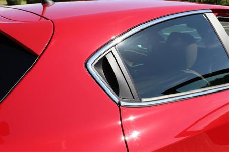 黒い窓枠に隠されたリヤのドアノブ。２ドアクーペのようなスポーティーさを演出している