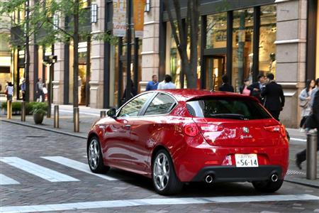 サンケイビルの近くを走る、アルファロメオの「ジュリエッタ」