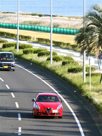 千葉県の海沿いを走るアルファロメオ「ジュリエッタ」