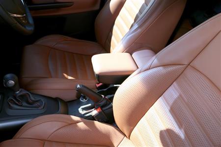 アームレストを下げた状態