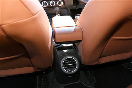 後部座席のエアコン吹き出し口（アームレストを下した状態）