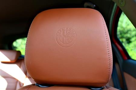 ヘッドレストにもアルファロメオのエンブレムを施している