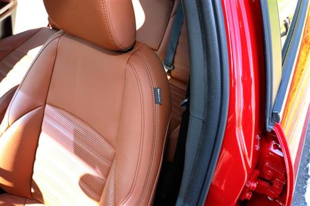 レザー仕立てのスポーティーシートとエアバッグ