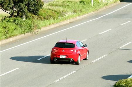 千葉県の海沿いを走るアルファロメオ「ジュリエッタ」