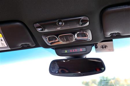 「ジュリエッタ」の室内灯と、シートベルトリマインダー（着用確認サイン）