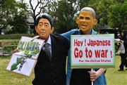 安倍晋三首相やオバマ米大統領のかぶり物をした伊勢志摩サミット反対集会の参加者。サミットと無関係の政治的アピールを展開し、「アホノミクス出て行け―！」とアジテーションを繰り出す寸劇まで披露した＝５月２７日午前、三重県志摩市