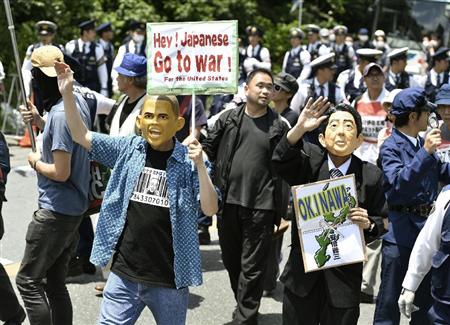 安倍晋三首相やオバマ米大統領のかぶり物をしながら伊勢志摩サミット反対デモを繰り広げる人たち＝５月２７日午後、三重県志摩市