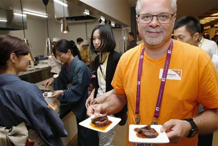 伊勢志摩サミットの国際メディアセンターでは、各国のメディア関係者らに三重のご当地グルメが振る舞われた＝５月２５日、三重県伊勢市