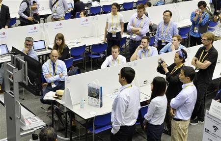 伊勢志摩サミットの国際メディアセンターで、ニュースをチェックする海外メディア関係者＝５月２７日、三重県伊勢市