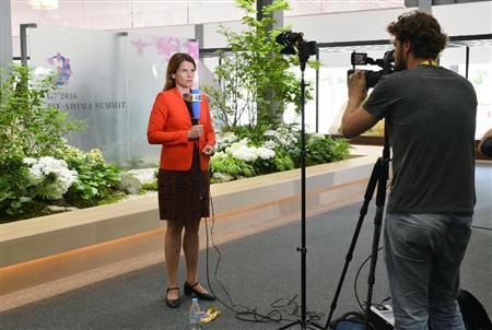 伊勢志摩サミットの国際メディアセンターでリポートする海外メディア関係者＝５月２６日、三重県伊勢市